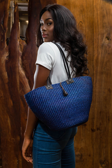 Hand woven straw bag (blue)